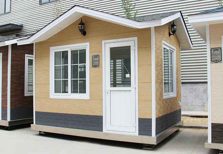 輕鋼崗?fù)? /><br /></p>&nbsp; &nbsp; 有人會(huì)認(rèn)為，<strong>輕鋼房屋</strong>的使用壽命不如傳統(tǒng)的混凝土建筑，但是，根據(jù)國外經(jīng)驗(yàn)以及實(shí)驗(yàn)數(shù)據(jù)來看，這種體系在歐美發(fā)達(dá)國家已經(jīng)成熟運(yùn)用，輕鋼住宅結(jié)構(gòu)的使用壽命是90年，使我們可以放心使用的家居住房。盛大鋼結(jié)構(gòu)利用現(xiàn)代新型的建筑材料，包括玻璃棉、歐松板、石膏板、金屬雕花板、瀝青瓦、SBS防水卷材、呼吸紙等材料，解決了該建筑體系的防水、防火、保溫、隔熱、吸引降噪等技術(shù)問題，我們對<strong>輕鋼房屋</strong>的未來前景是十分看好的。<br /><p>&nbsp; &nbsp; 山西盛大鋼結(jié)構(gòu)近期的新產(chǎn)品除了輕鋼住宅以外，還有集裝箱房屋、輕鋼崗?fù)は盗小⒐残l(wèi)生間系列產(chǎn)品，如果您對我們的新產(chǎn)品感興趣的話，可以致電我們的銷售客服熱線，我們期待您的來電。</p><p>&nbsp; &nbsp; 本文鏈接：<strong>http://www.hnyxks.cn/news/0004511655.html </strong>未經(jīng)允許不得轉(zhuǎn)載。</p><p style=